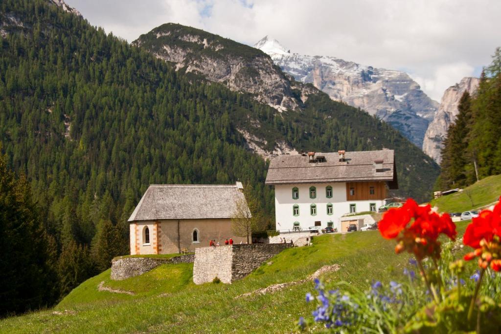 Hotel Ristorante Rifugio Ospitale Cortina dʼAmpezzo Exterior foto